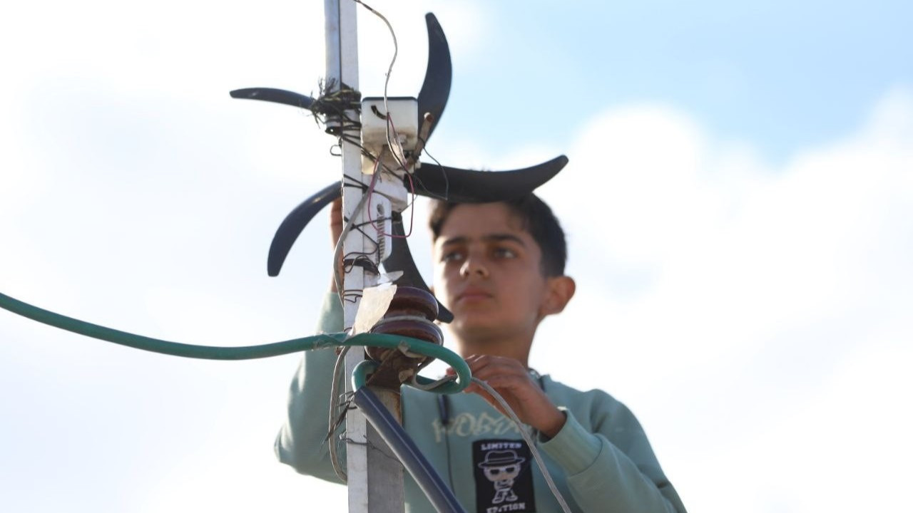 Gazzeli çocuk yaşadıkları çadırı aydınlatmak için elektrik üretiyor