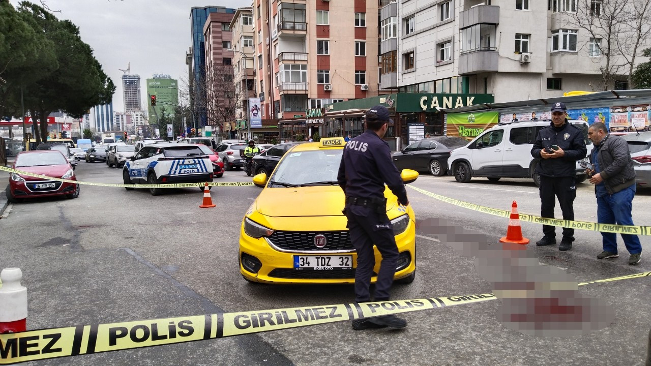 Kadıköy'de taksiciyi gasp edip bıçakladılar