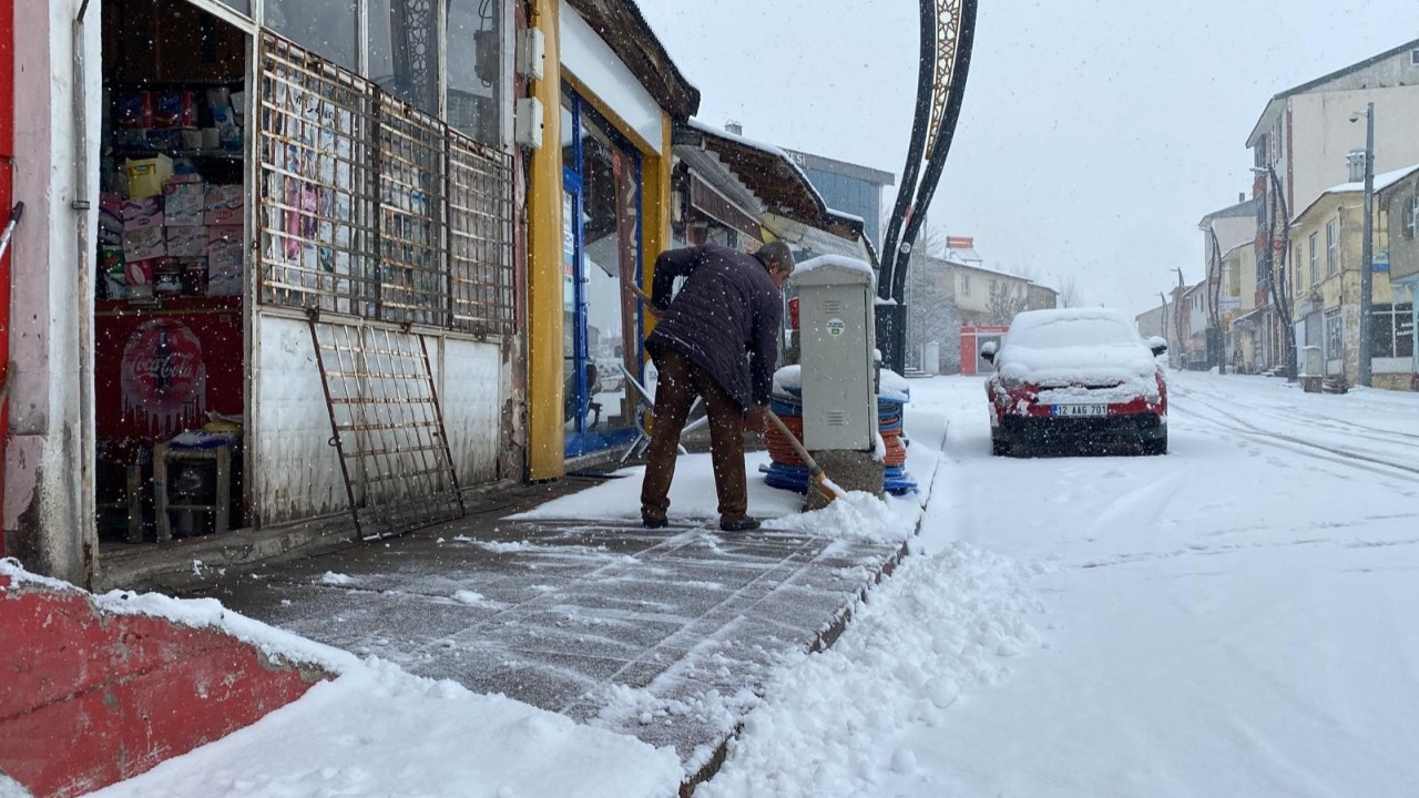 Karlıova’ya kış geri geldi, kar kalınlığı 15 santimi aştı