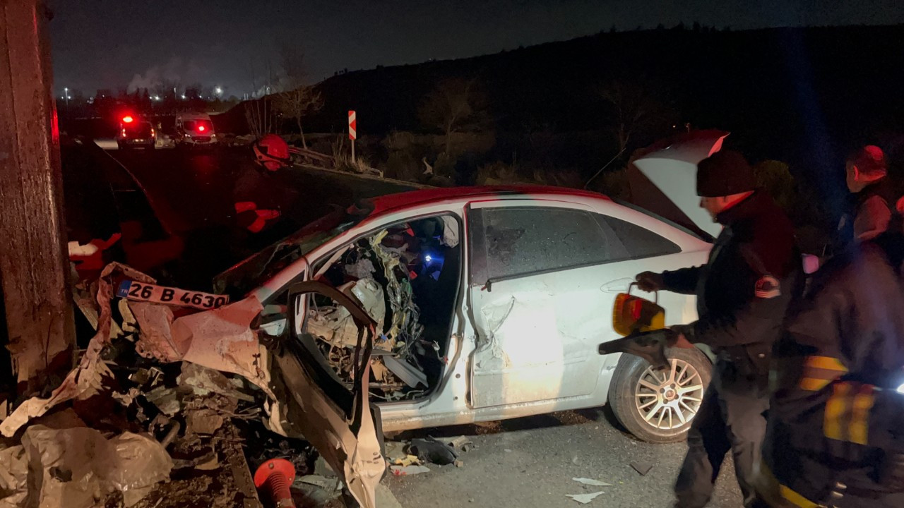 Eskişehir'de feci kaza: 190 kilometre hızla direğe çarpan otomobilin sürücüsü hayatını kaybetti