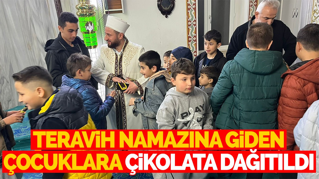 Teravih namazına giden çocuklara çikolata dağıtıldı