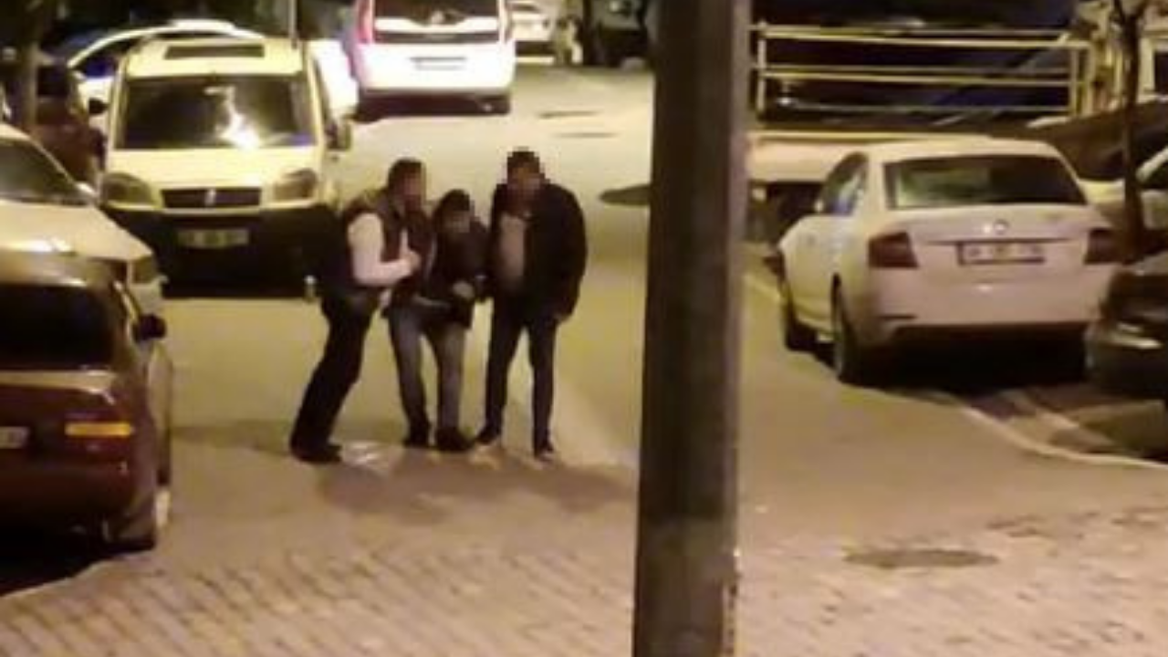 Sahur vakti sokakta bağıran alkollü şahsılara vatandaşlar pet şişe fırlattı