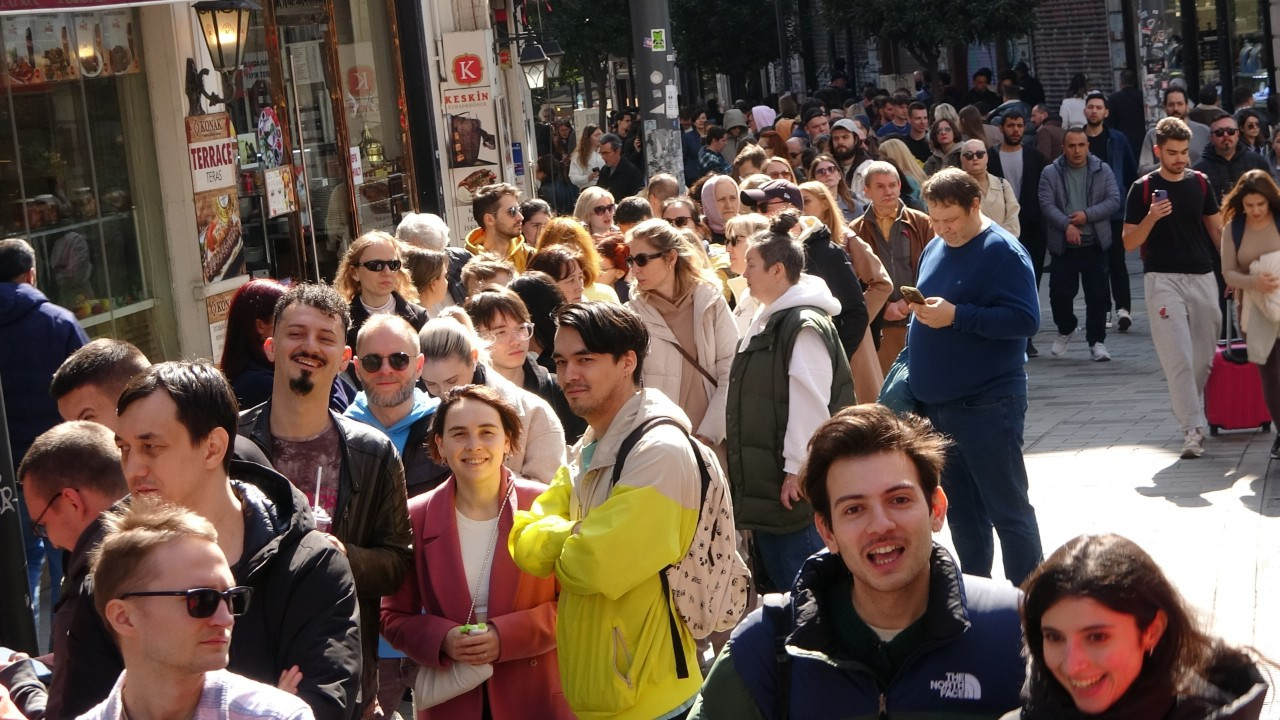 Rusya vatandaşları oy vermek için konsolosluk önünde uzun kuyruklar oluşturdu