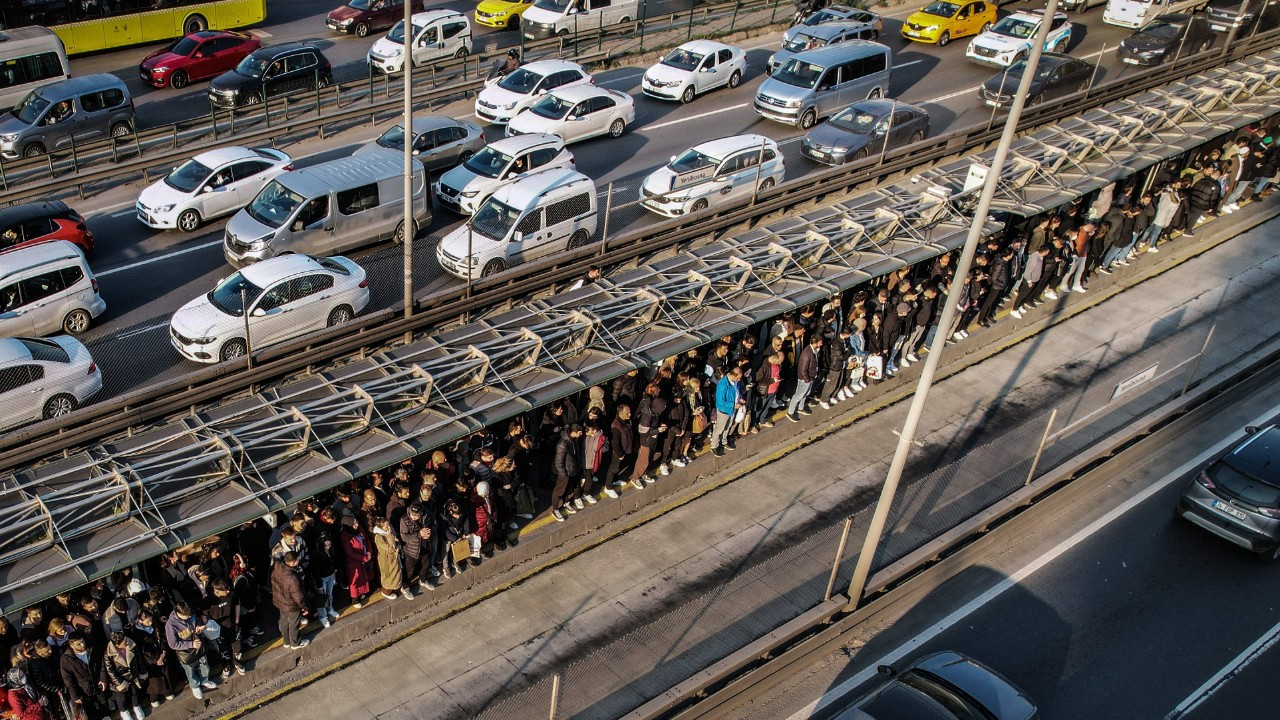 İstanbul'da metrobüs kuyruğundaki zorlu yolculuklar devam ediyor
