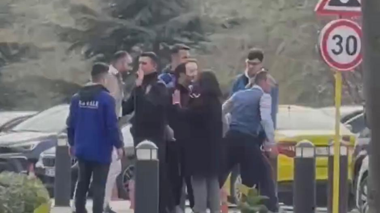 İstanbul’da ilginç kavgalar kamerada: Birbirlerinin saçlarını bırakmadılar, vale ile taksici kavga etti