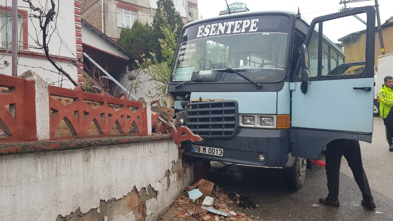 Yolcu dolu minibüs bahçe duvarına çarptı: 5 yaralı