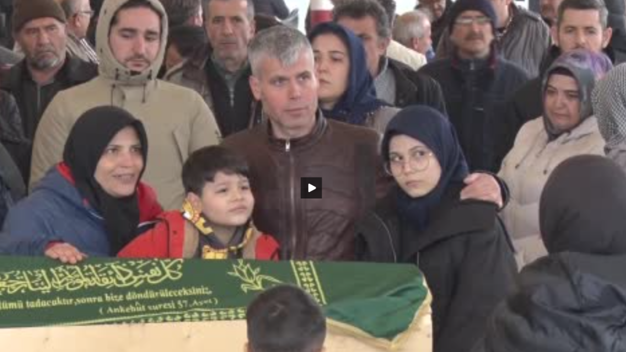 Çamaşır makinesinde havasız kaldığı için hayatını kaybeden 3 yaşındaki kız, defnedildi