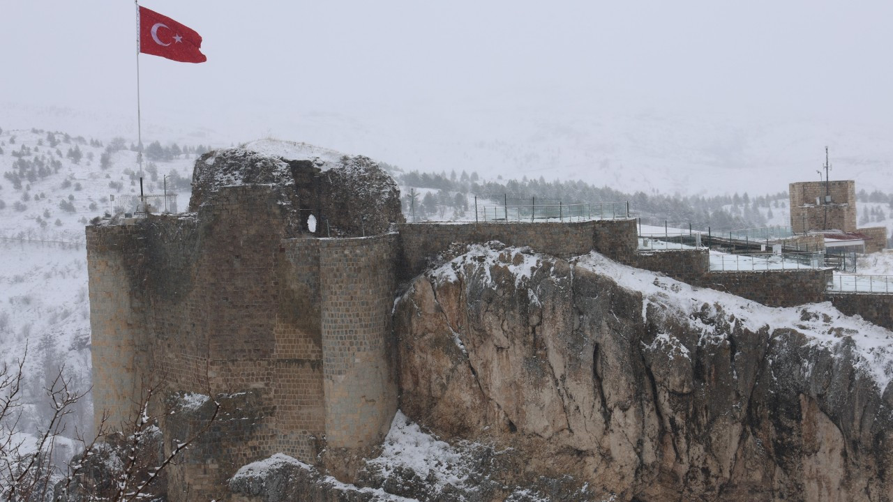 Elazığlılar güne karla uyandı