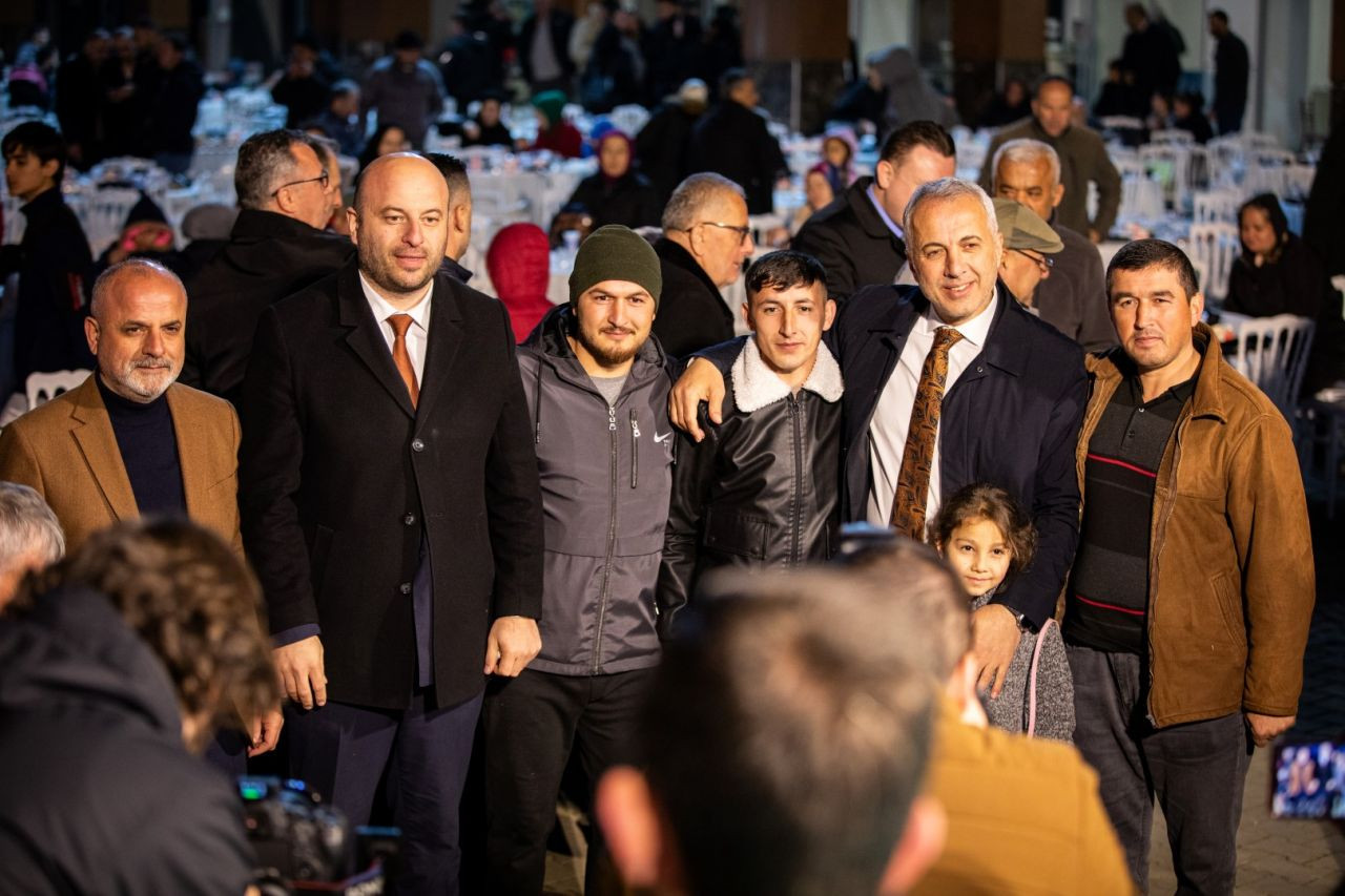 Meydanlar Tıklım Tıklım, Hendek Halkı Babaoğlu’nun Yanında - Sayfa 6