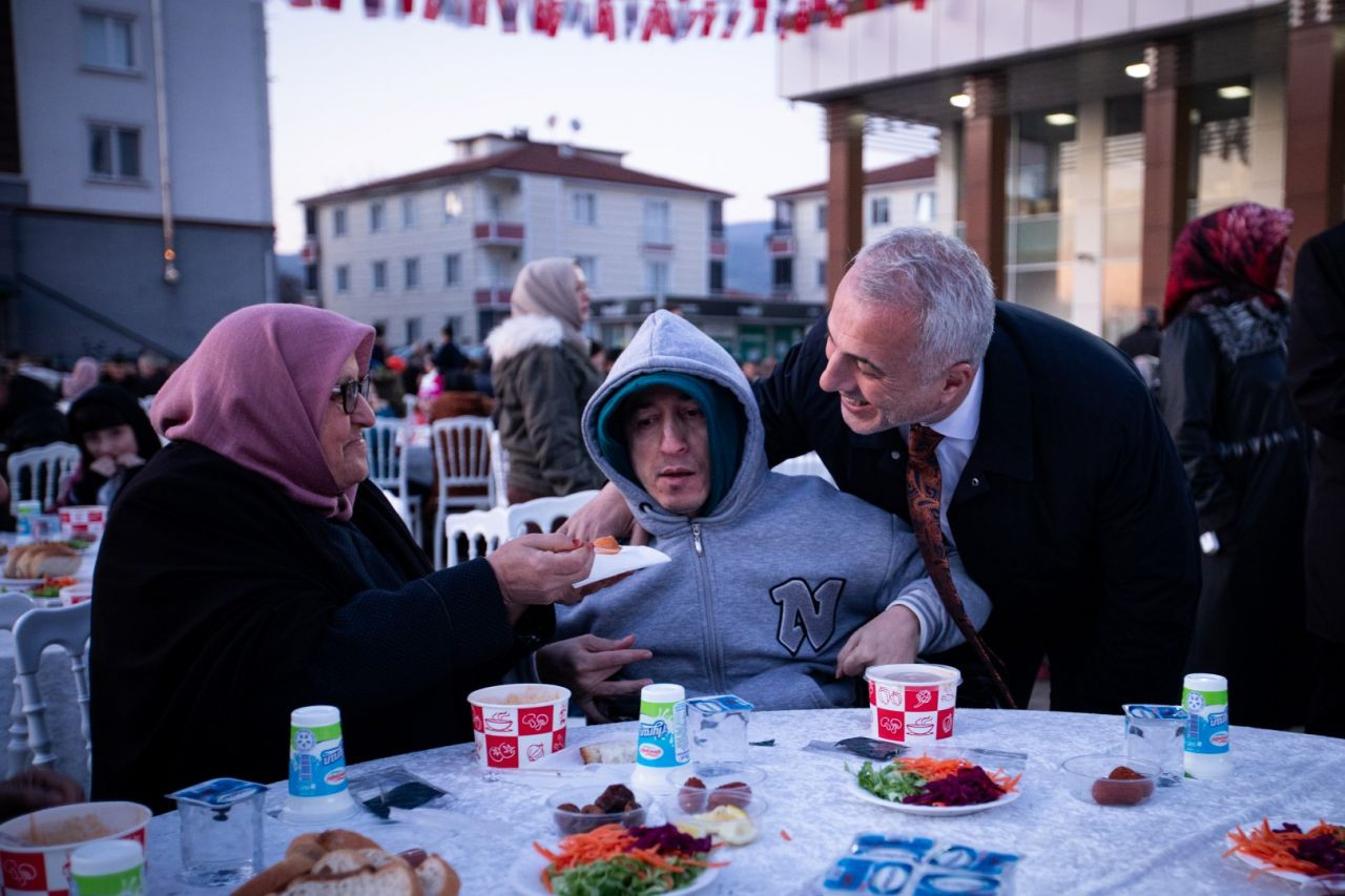 Meydanlar Tıklım Tıklım, Hendek Halkı Babaoğlu’nun Yanında - Sayfa 15