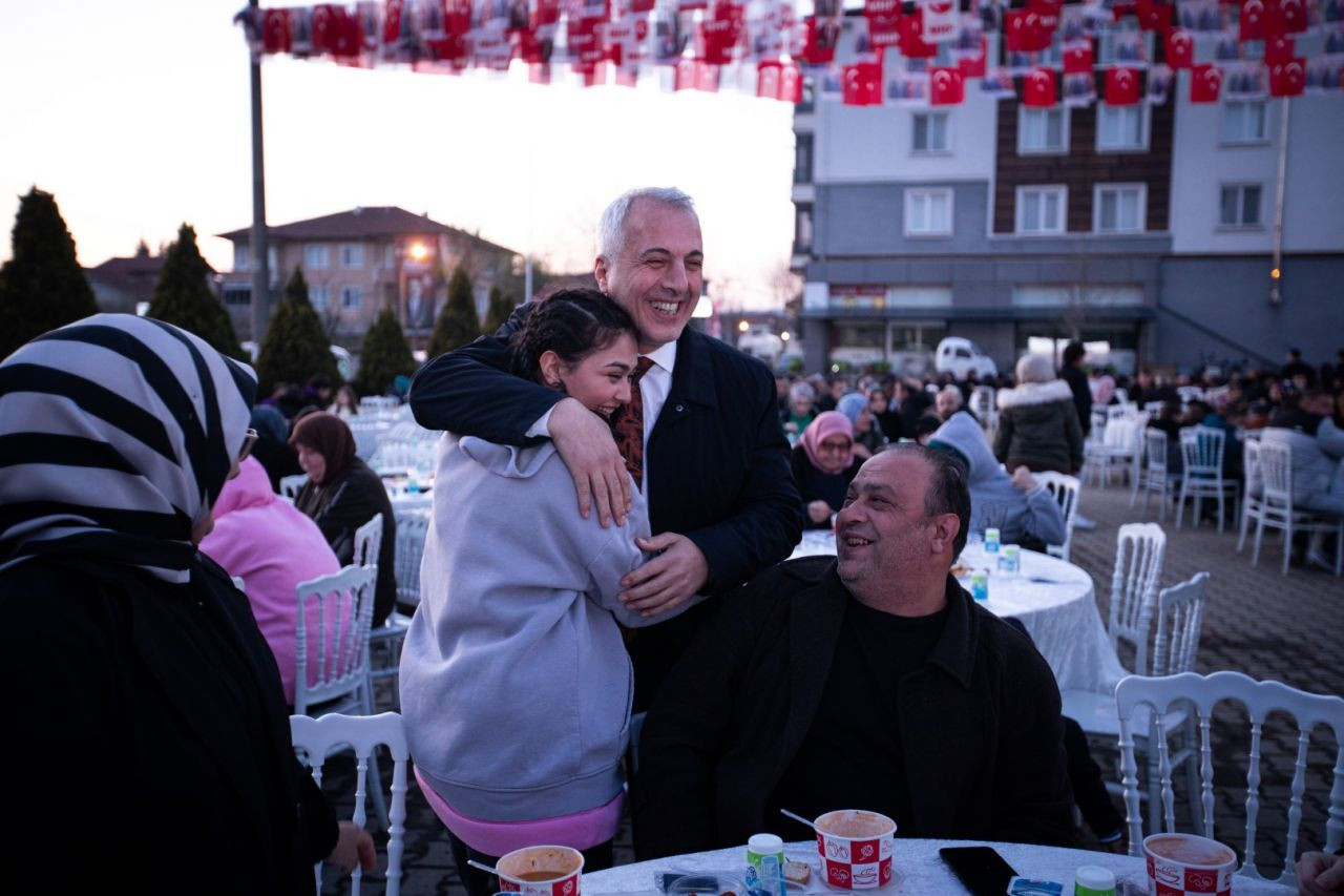 Meydanlar Tıklım Tıklım, Hendek Halkı Babaoğlu’nun Yanında - Sayfa 16