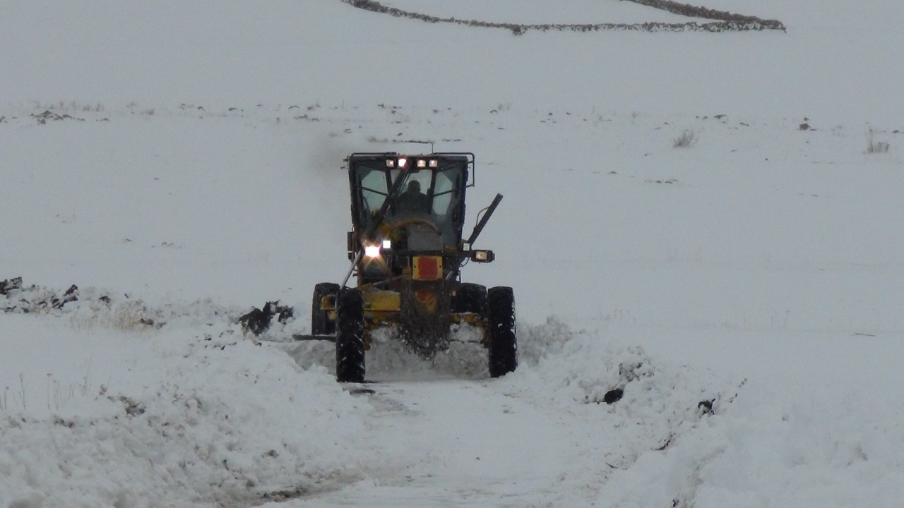 Kars’ta kar 47 köy yolunu ulaşıma kapadı