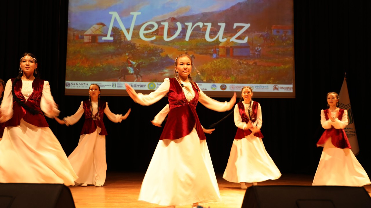 Kazak öğrenciler Nevruz’un gelişini coşkuyla kutladılar