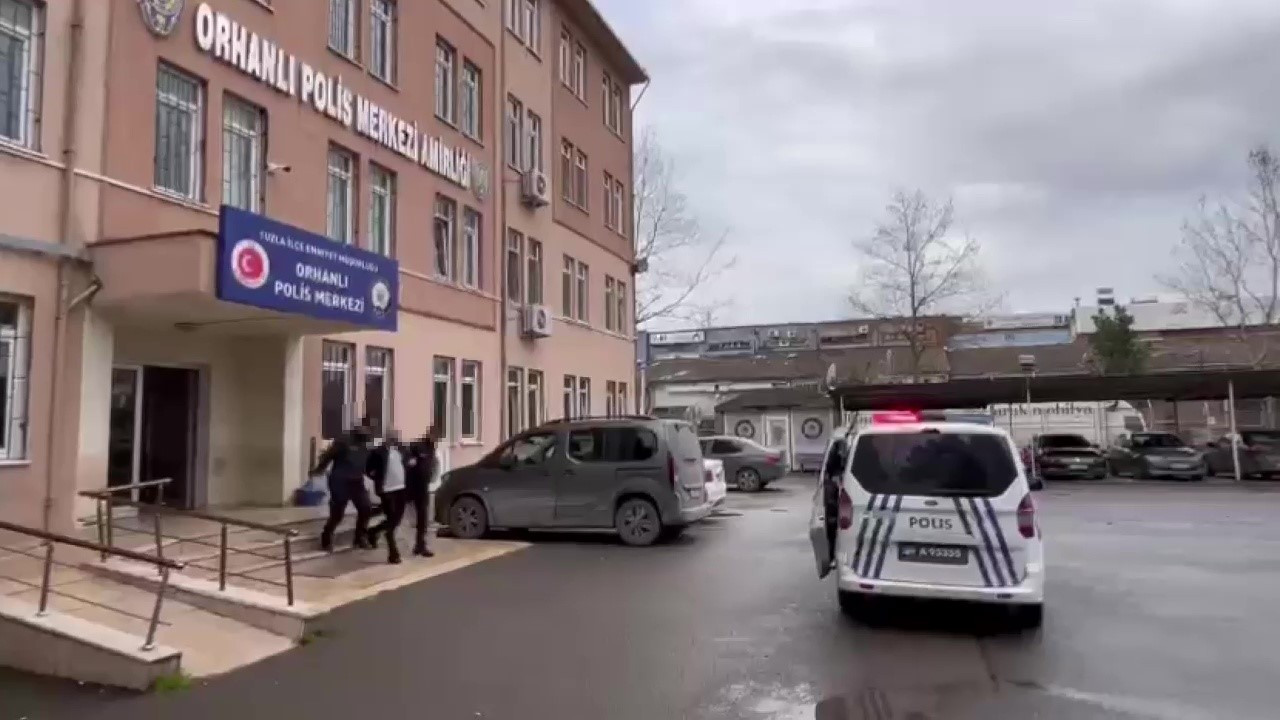 Tuzla’da dur ihtarına uymayarak polise çarpan şüpheli tutuklandı