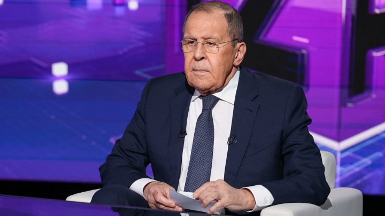 Lavrov: “Biz müzakereye hazırız, ancak Zelenskiy'in barış formülü temelinde değil”