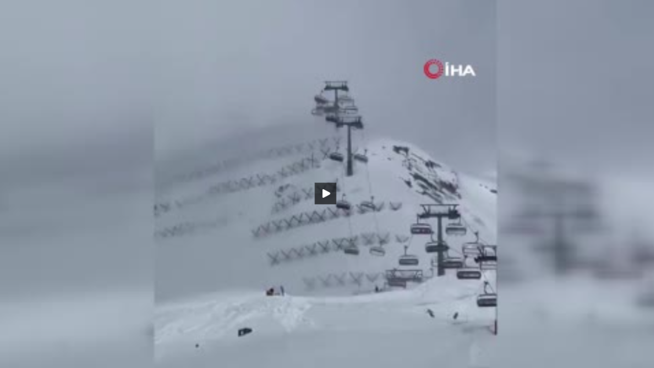 İtalya’da kayak merkezindeki telesiyejde korku dolu anlar