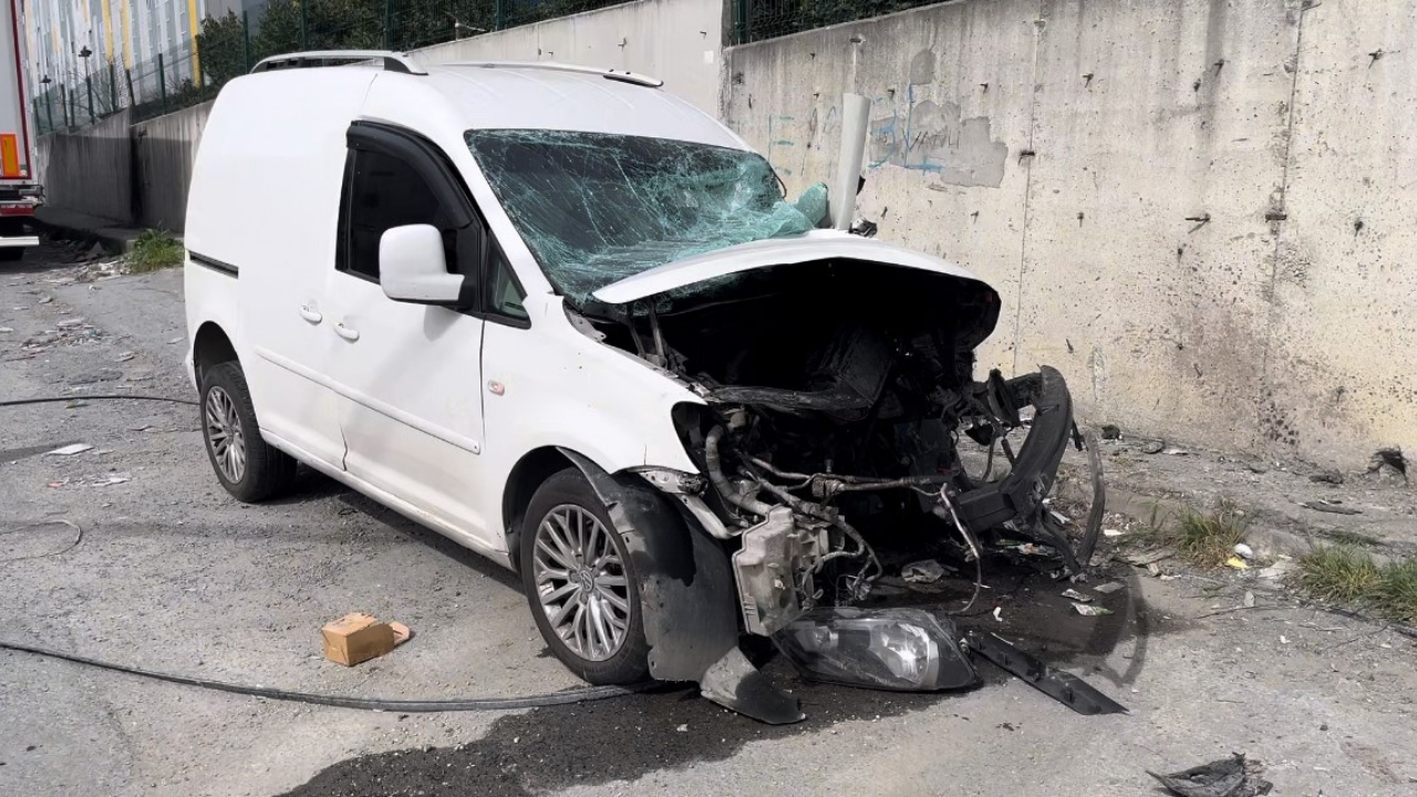 Feci kazada aracın motoru yola fırladı, o anlar kameraya yansıdı