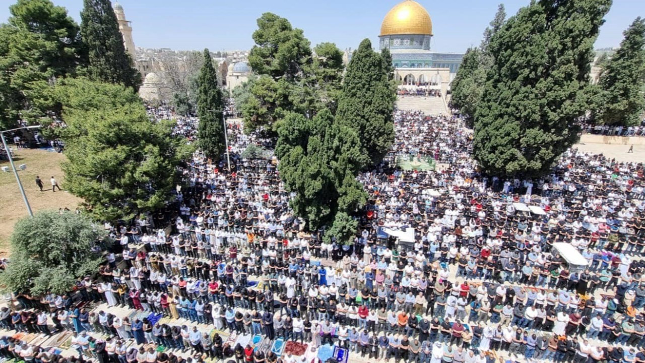 Ramazan ayının son cumasında 120 bin Müslüman Mescid-i Aksa'da saf tuttu