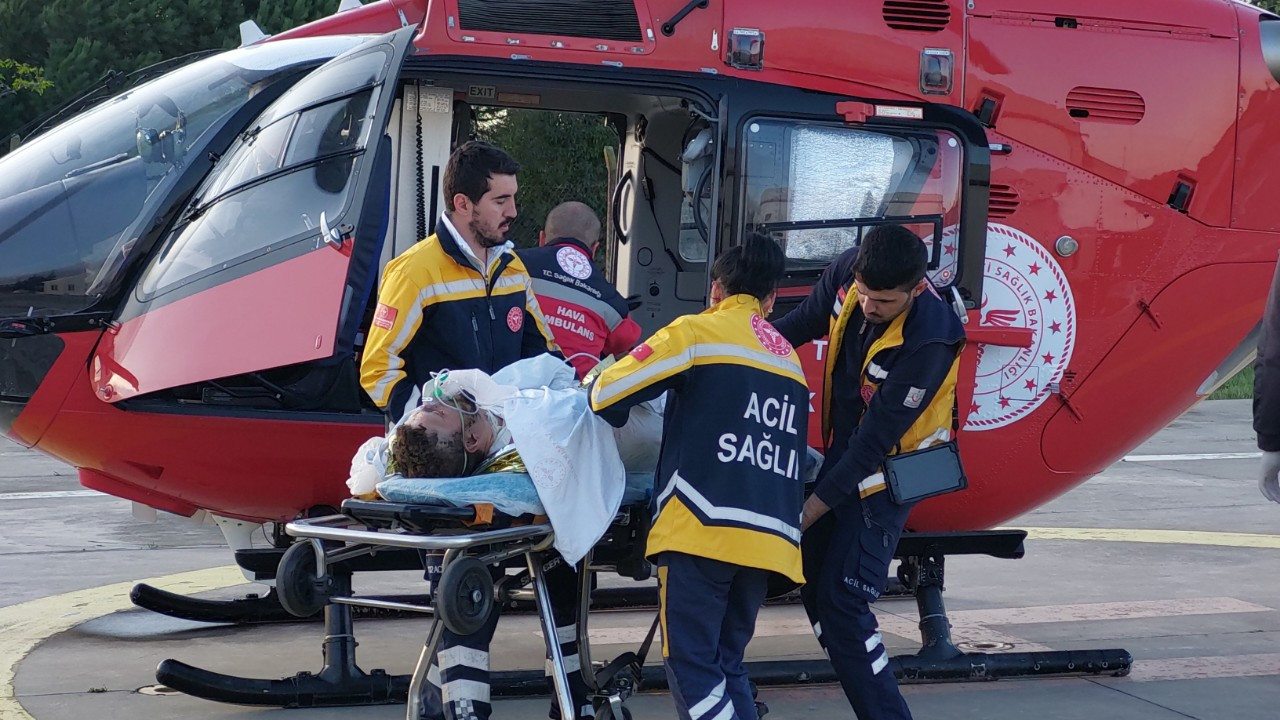 Mangal yakmak isterken benzinin parlaması sonucu yandılar: Yardıma ambulans helikopter yetişti