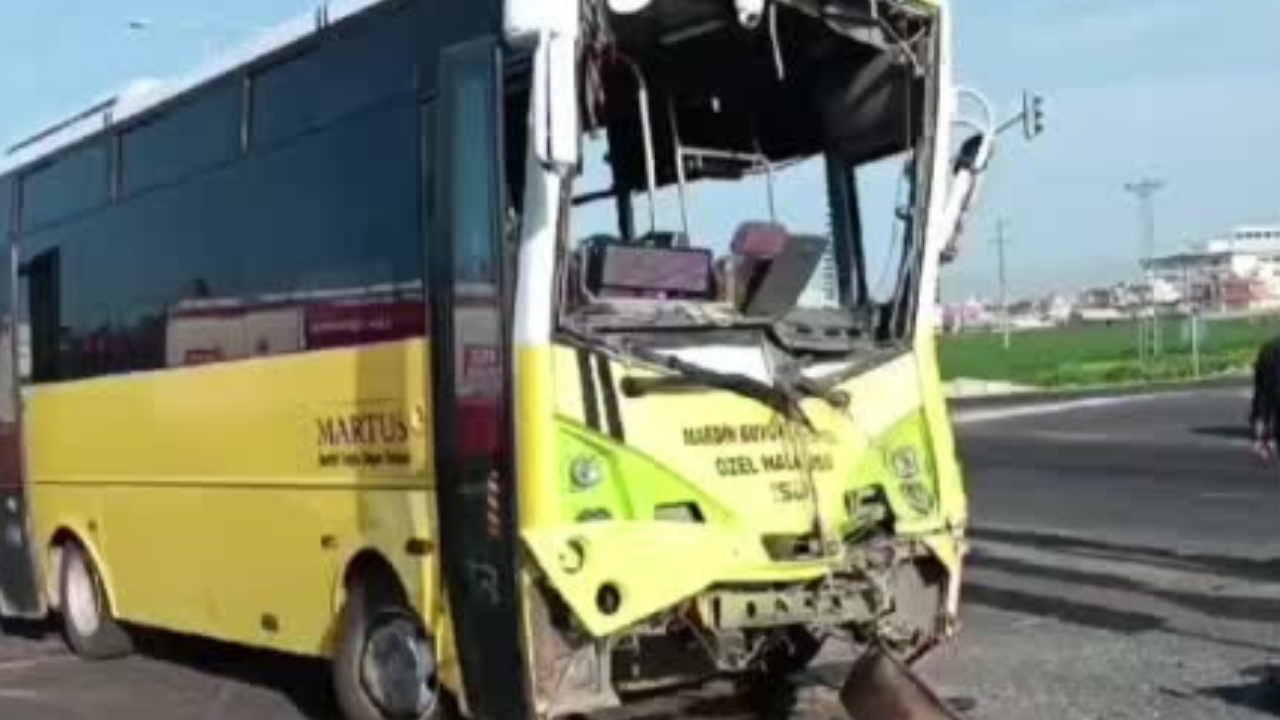 Mardin’de tır ile halk otobüsü çarpıştı: 18 yaralı