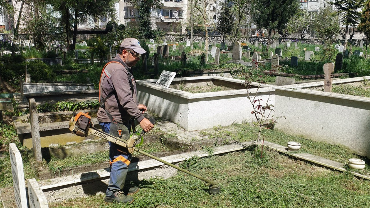 Büyükşehir mezarlıkları bayrama hazırlıyor