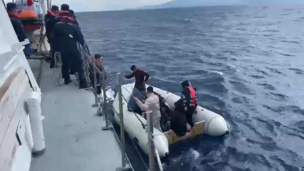 Yunan unsurlarınca ölüme terk edilen 4’ü çocuk, 16 kaçak göçmen kurtarıldı