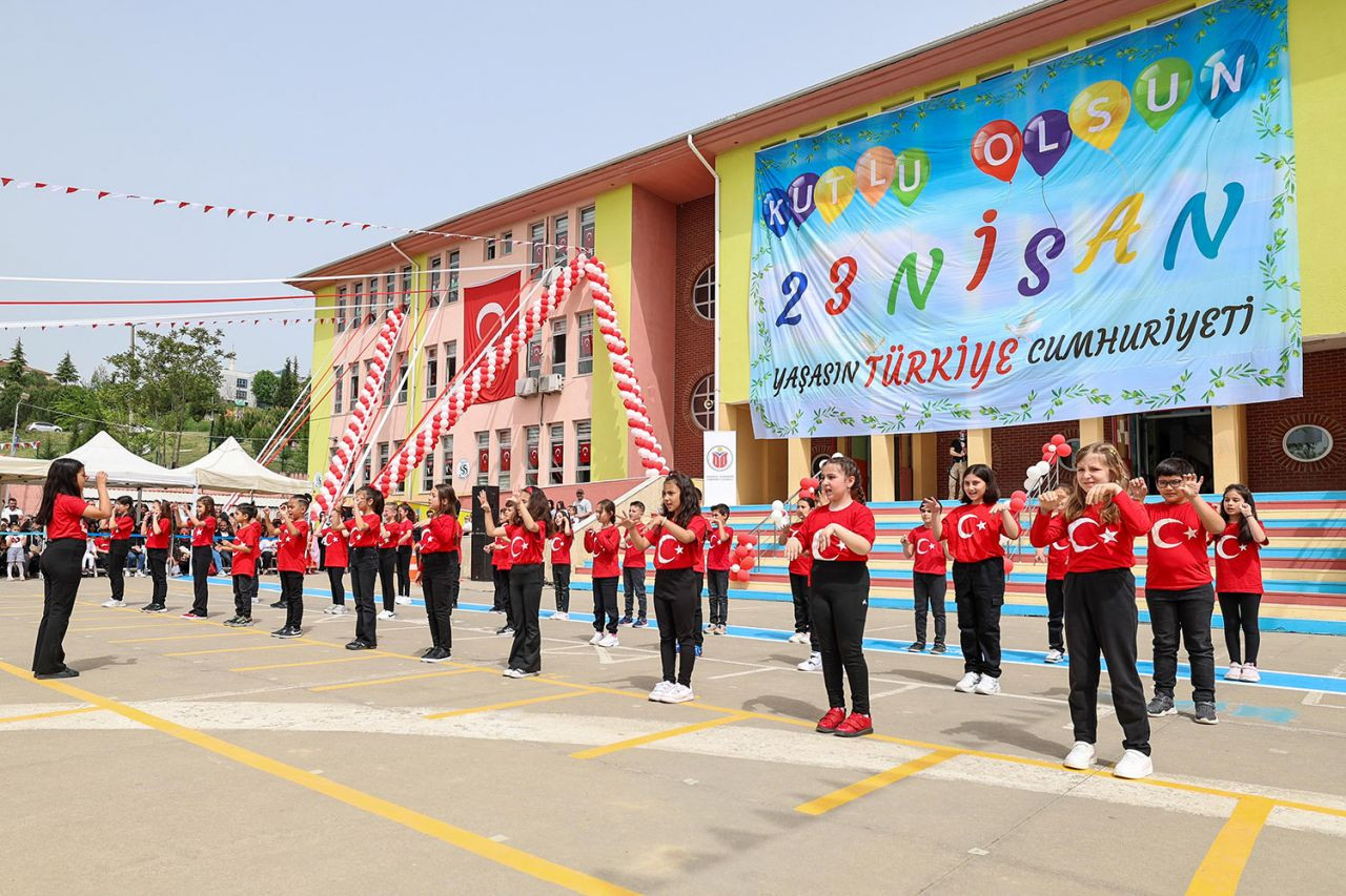 Alemdar miniklerin bayram coşkusuna ortak oldu: “Gözlerinizdeki ışık hiç solmasın” - Sayfa 13