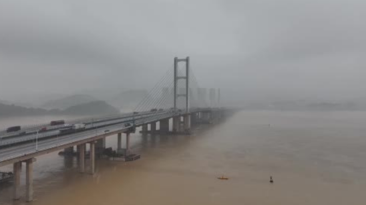 Çin’de kargo gemisi köprüye çarptı: 4 kayıp