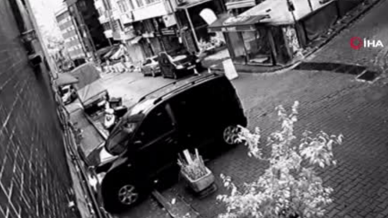 Beşiktaş’ta o eve yine araç çarptı: 3. kez faciadan dönülen anlar kamerada