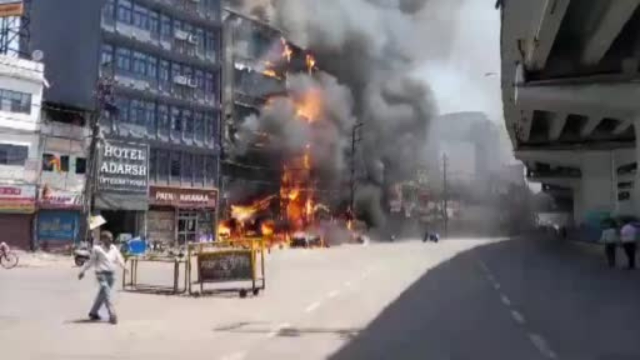 Hindistan’da otel yangını: 6 ölü, 20 yaralı