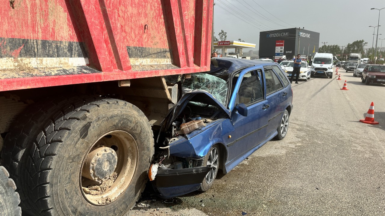 Kastamonu’da otomobil kamyonun altına girdi: 1 ölü, 2 yaralı