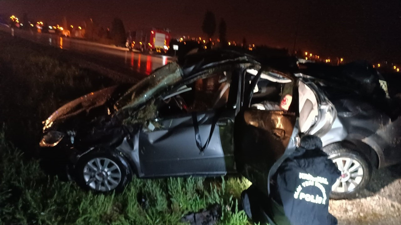 Ankara'da yağış nedeniyle kontrolden çıkan araç bariyere çarptı: 1 ölü, 5 yaralı