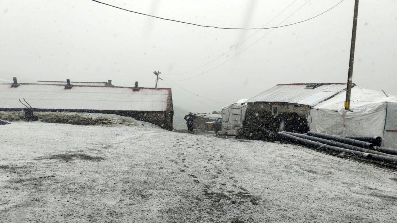 Ağrı'da mayıs ayında kar yağışı köyü kışa döndürdü