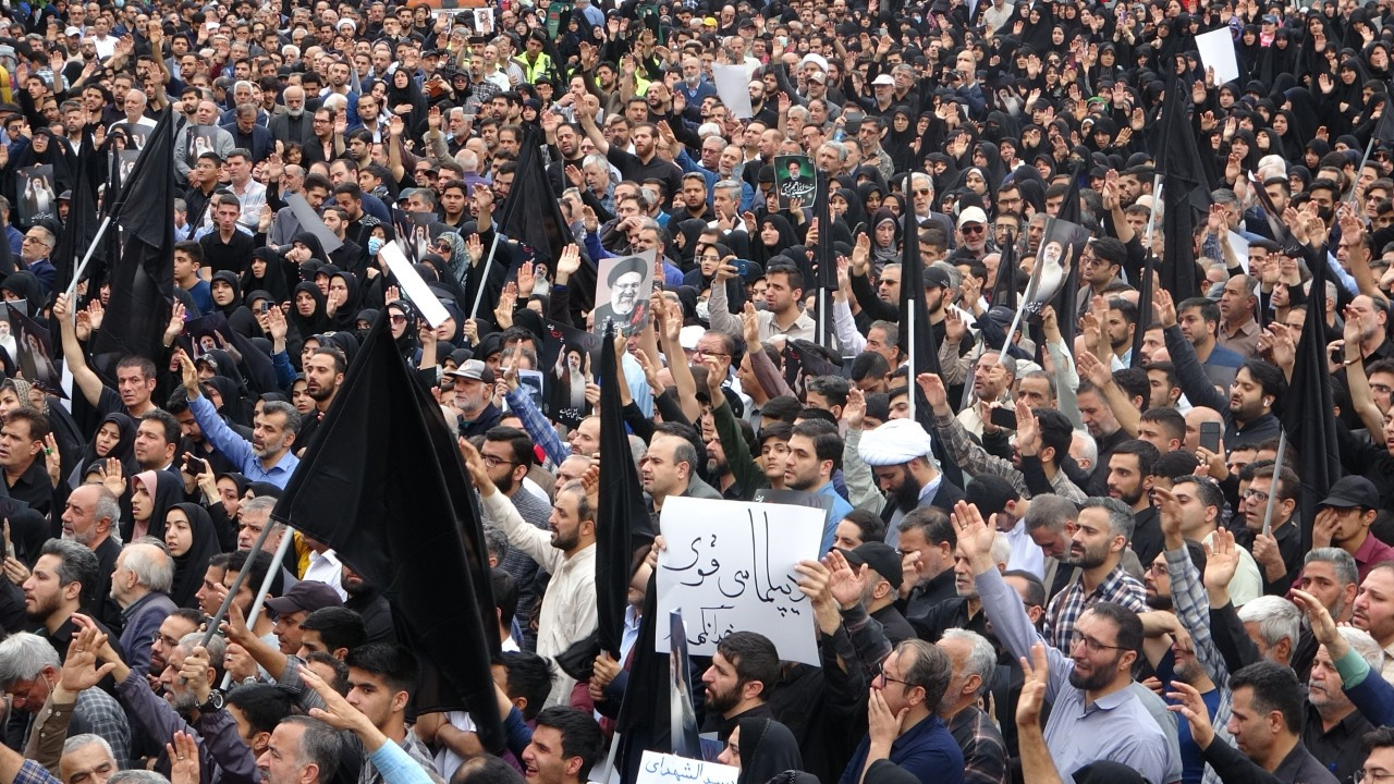 İran’da halk Reisi’yi anmak için toplandı