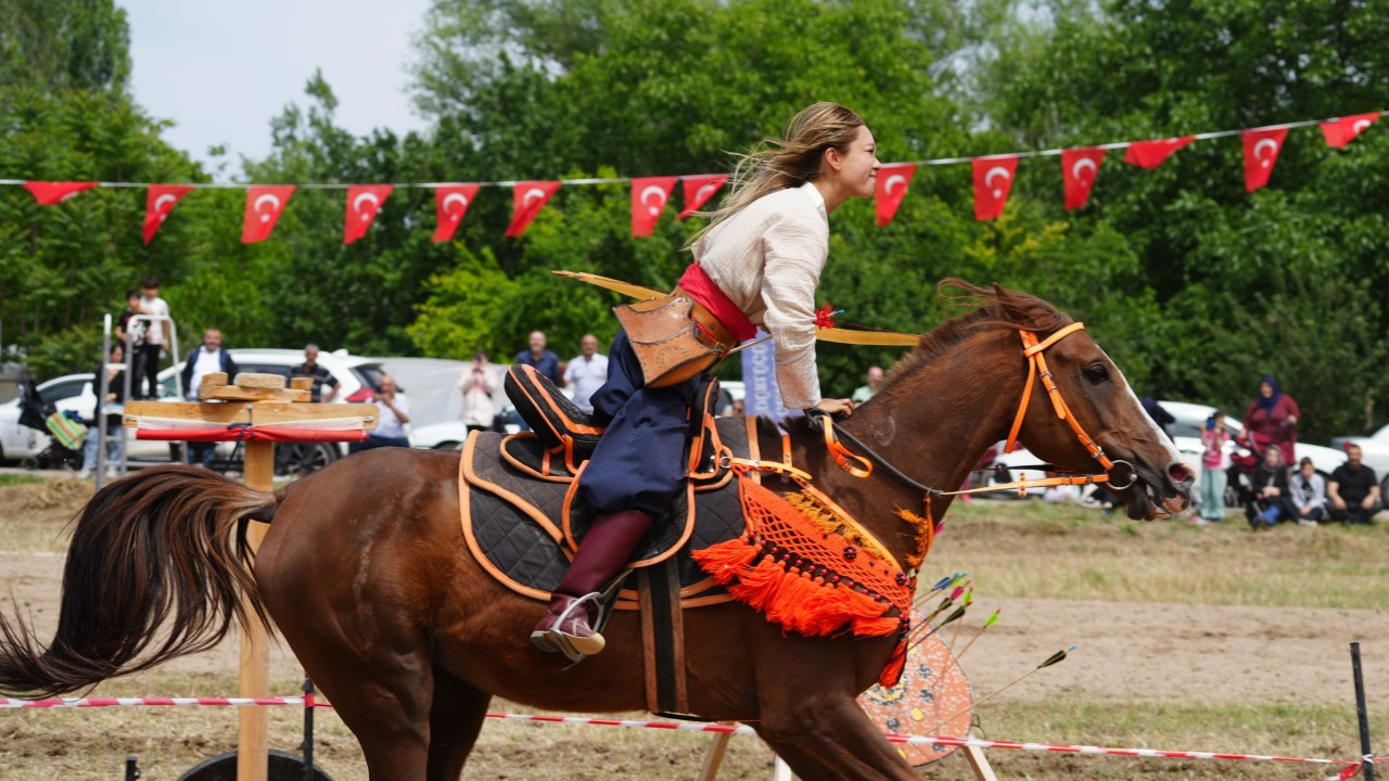 Asırlardır oynanıyor: Kadın ve erkek sporcuların at üzerindeki gösterisi dikkat çekti
