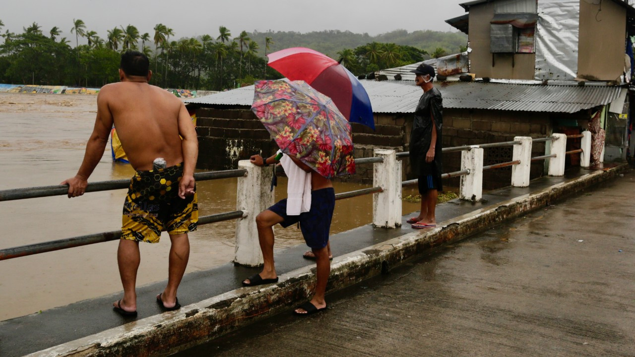 Filipinler'i vuran Aghon Tayfunu’nda ölü sayısı 7’ye yükseldi