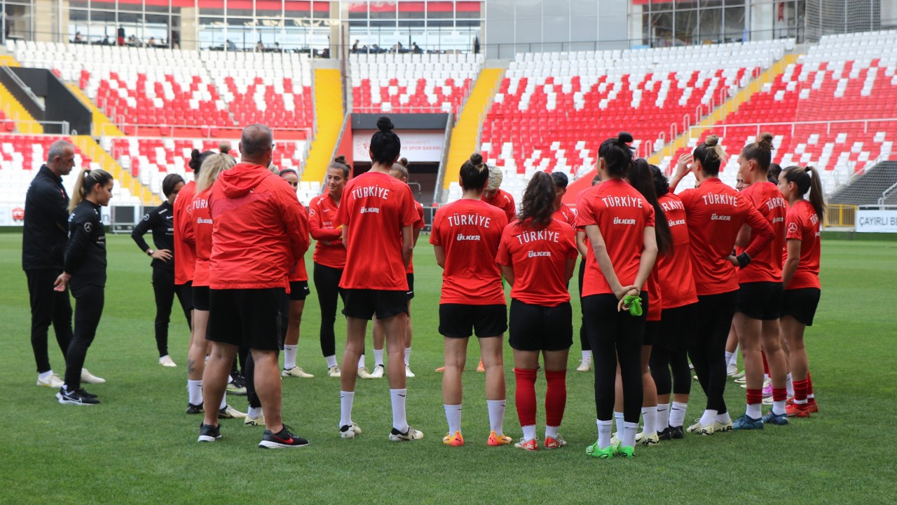 A Milli Kadın Futbol Takımı, Azerbaycan maçı hazırlıklarını tam kadro sürdürdü