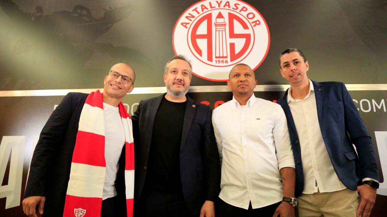 Alex de Souza, Antalyaspor ile 2 yıllık sözleşme imzaladı