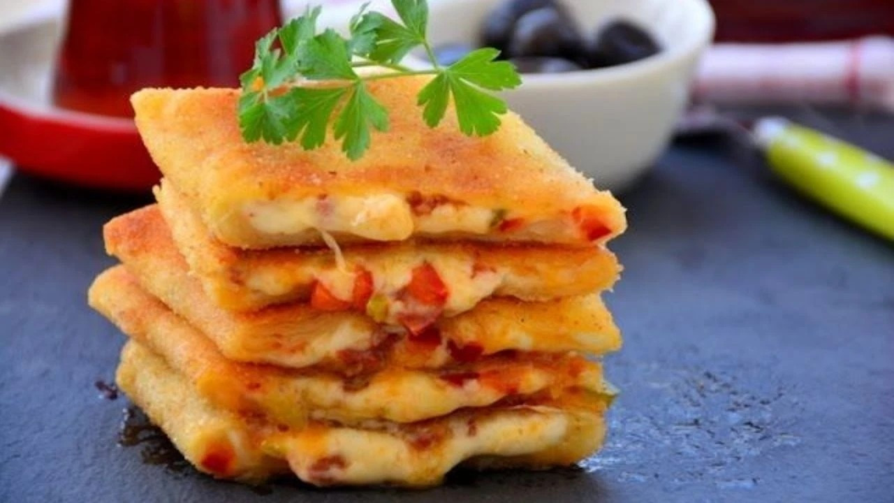 Gelinim Mutfakta Pizza Börek Tarifi - Pizza Börek nasıl yapılır?