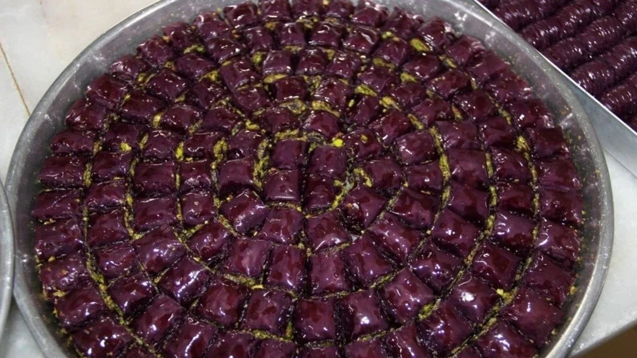 Gelinim Mutfakta Mor Baklava Tarifi - Mor Baklava nasıl yapılır?