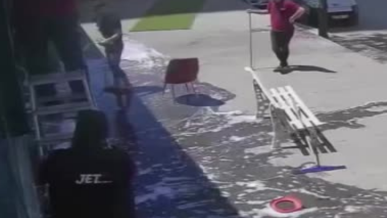 Merdivenden inmeden yer değiştirmek istedi, sırtüstü yere çakıldı