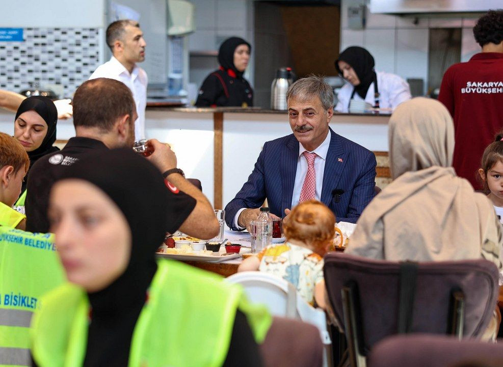 Güneşli bir pazar sabahında renkli buluşma - Sayfa 12