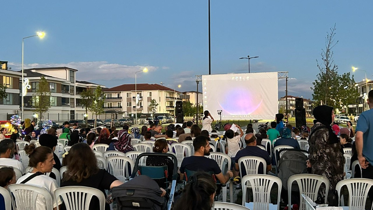 Serdivanlılar'ın açık sinema keyfi devam ediyor