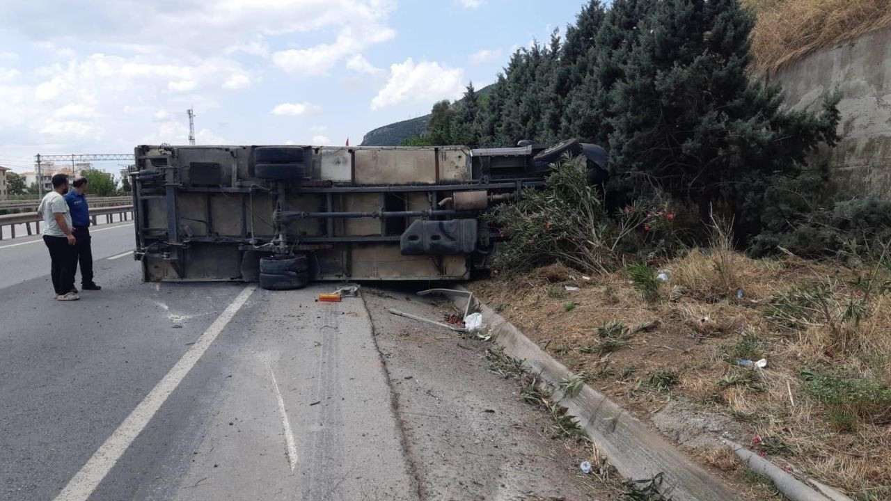 Sürücüsünün Uyuduğu İddia Edilen Kamyon Devrildi