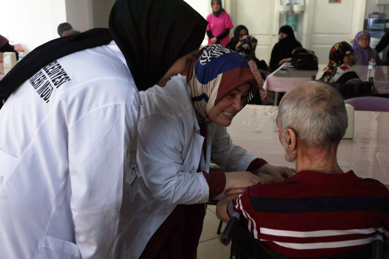 Serdivan Belediyesi’nden Yaşlılara Sevgi Dolu Ziyaret - Sayfa 15