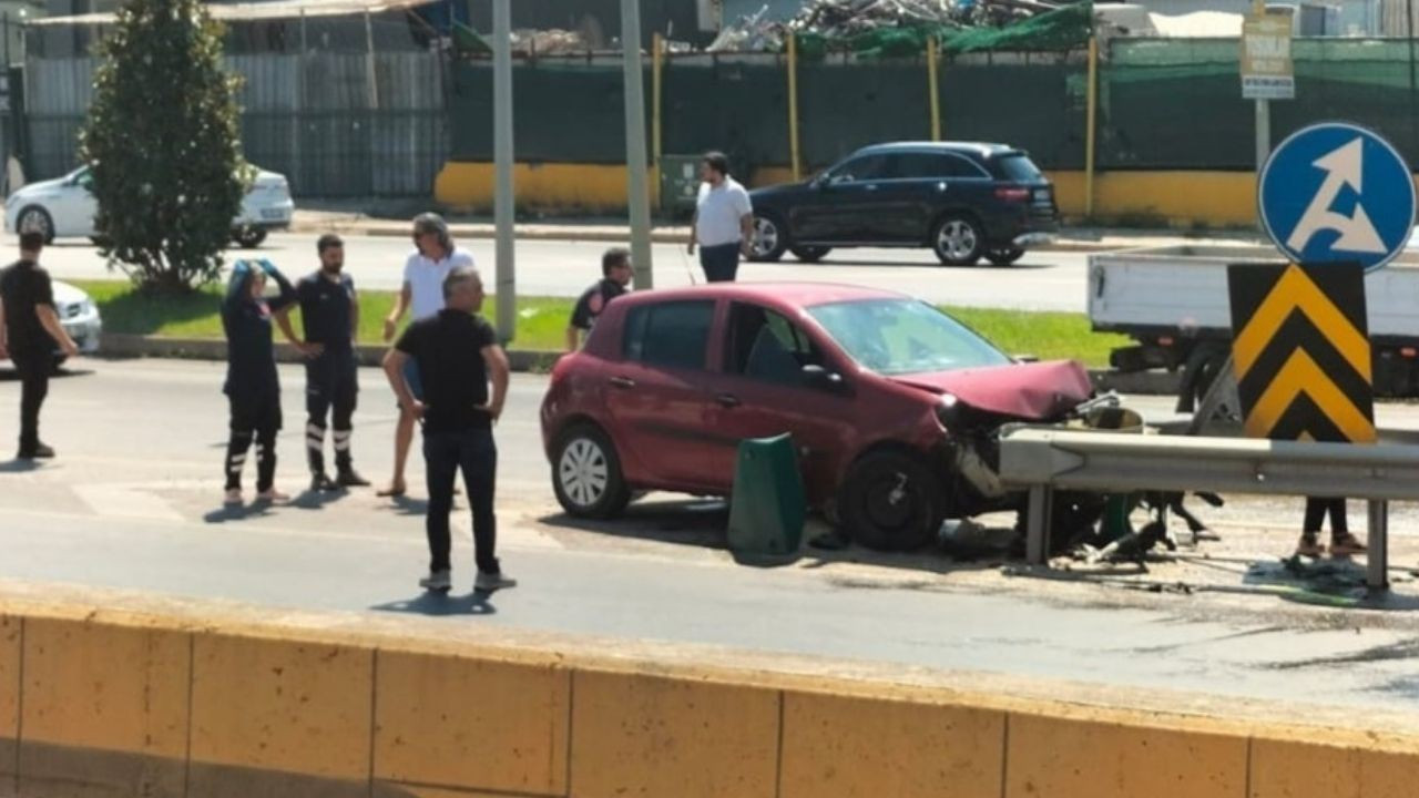 Otomobil Bariyere Çarptı: Kadın Sürücü Yaralandı