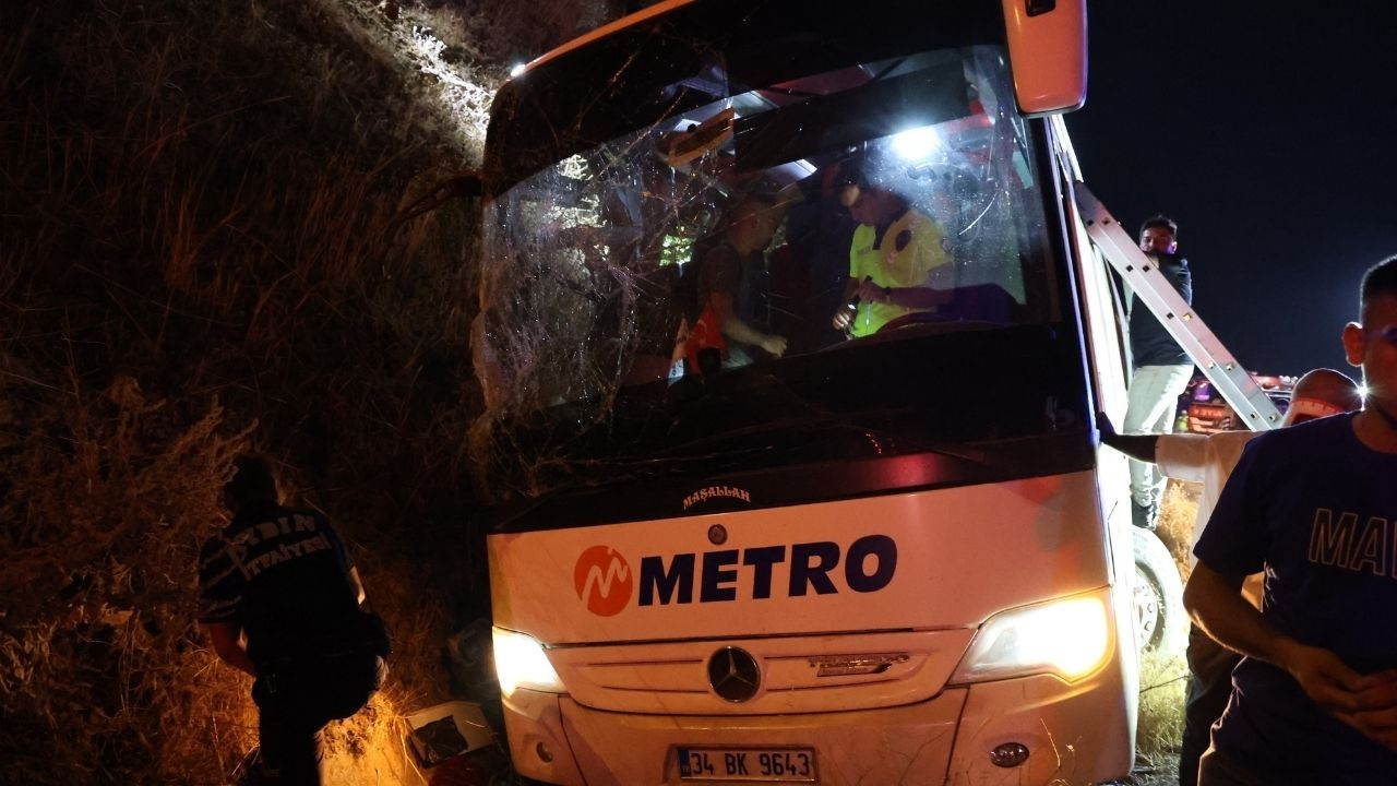 Kontrolden çıkan araç yan yattı: 1 ölü 10 ağır yaralı