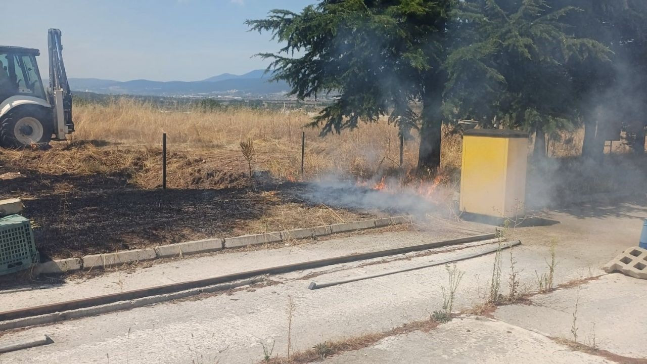 Akaryakıt İstasyonu Yanında Çıkan Anız Yangını Korkuttu