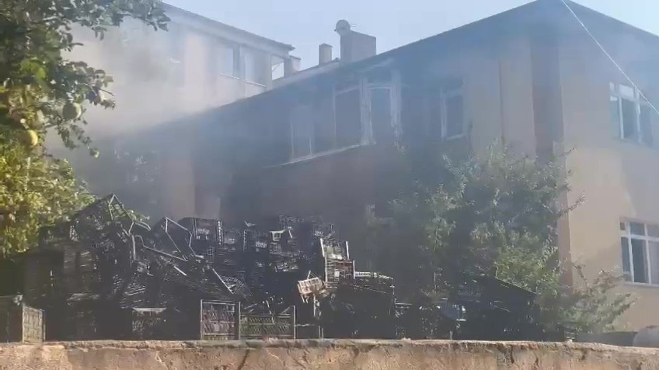 Müştemilatta Çıkan Yangın Eve Sıçradı: Mahallede Panik Yaşandı