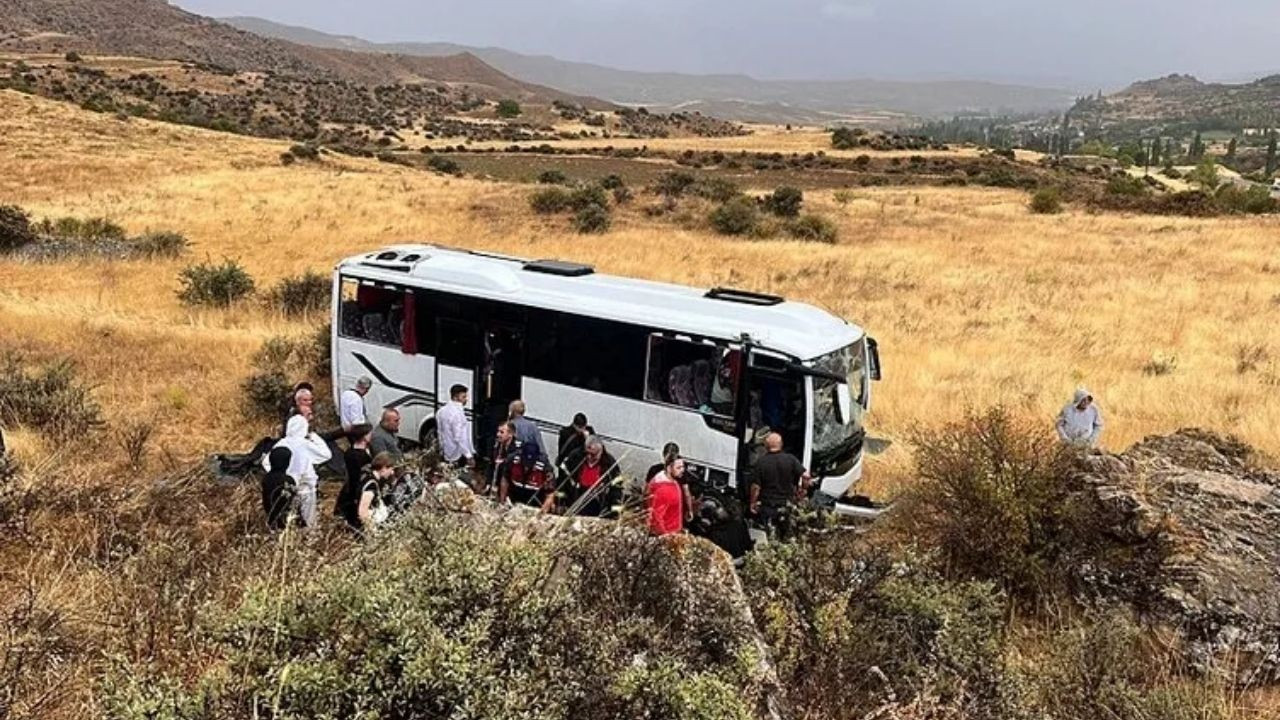 Sivas’ta Düğüne gidenleri taşıyan midibüs devrildi: 27 yaralı!